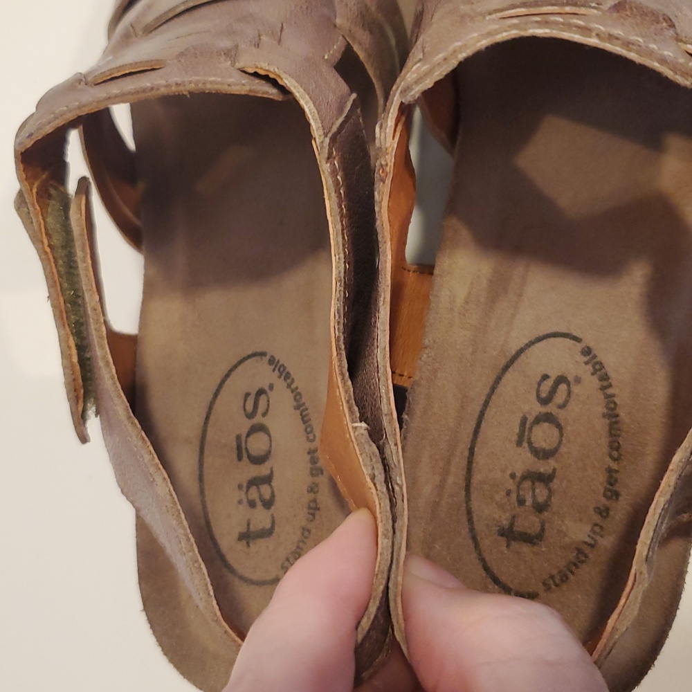 Taos Women's Tradition Wedge Sandal In Dark Taupe Leather Size 7-7.5 - Picture 7 of 10